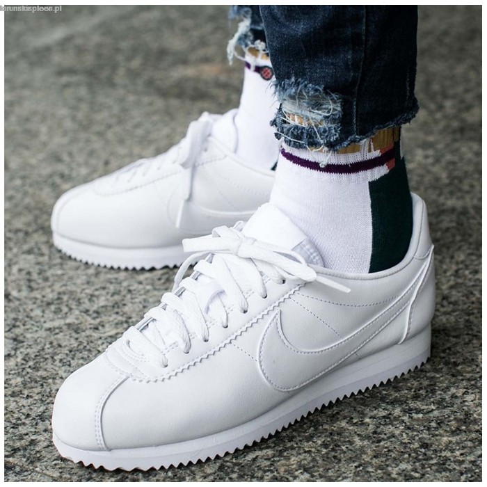 solid white nike shoes