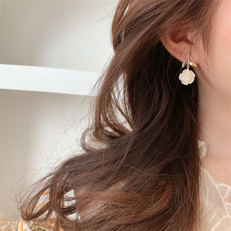 (Spot New) Anting Tusuk Asimetris Model Bunga Mawar Putih Elegan Unik Gaya Korea Untuk Wanita