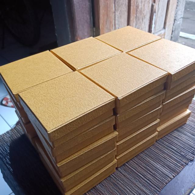 

Box custom gold ukuran 10*10*3cm