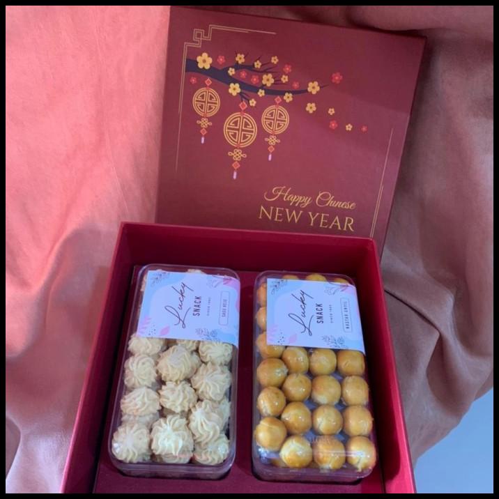 

Hampers Imlek Elegant Kue Kering Wisjman Isi 2 Dan 3 Toples 350 Gr