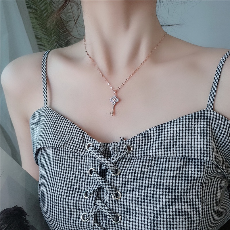 Kalung Jepang Korea Perempuan Baja Titanium Temperamen Emas Rantai Klavikula Trendi Influencer Zirkon Kunci Liontin Gratis Pacar Tidak