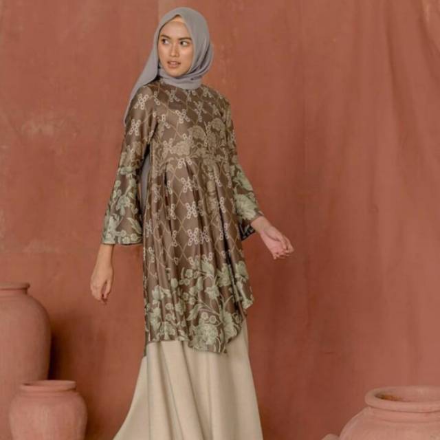 Flores Tunic Wearing Klamby