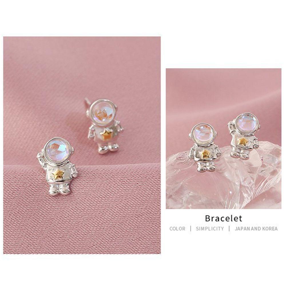 NEEDWAY Anting Korea Aurora Fashion Spaceman Kecil Perempuan Hadiah Perhiasan Anting Astronot Kristal