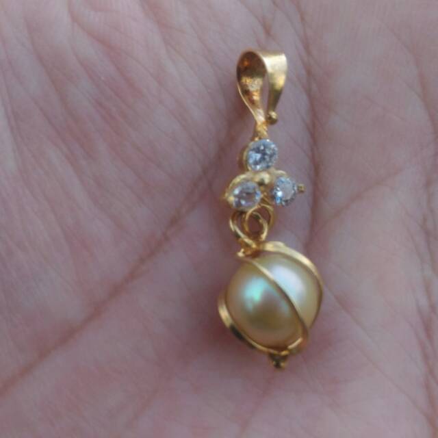 Liontin emas mutiara laut