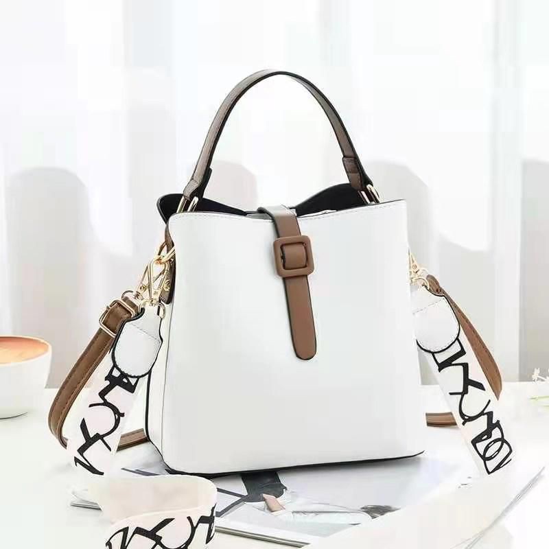 

Kode: ELJ 5601 IDR : 150 rbBahan : Kulit Pu ukuran: 19 x 20 x 12 cm