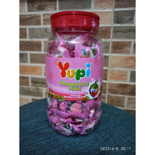 Permen Yupi Strwberry Kiss Toples 300gr