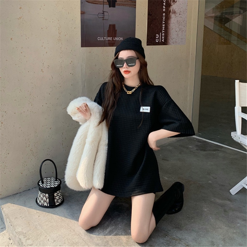 T-shirt mid-length kotak-kotak putih lengan pendek wanita Korea yang longgar