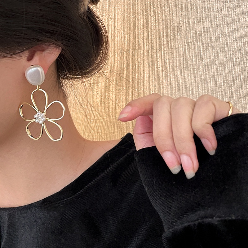 Anting Tusuk Gantung Temperament Bahan Metal Desain Bungamutiara Gaya Eropaamerikasimple Untuk Wanita