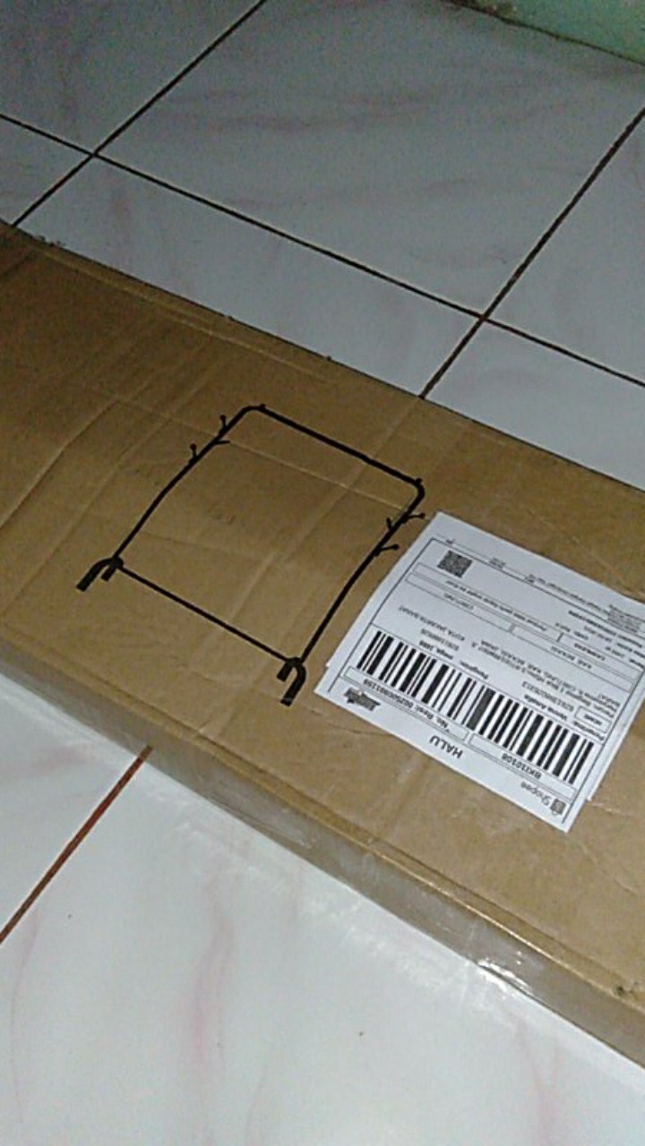 Windproof Clothes Hanger Dengan Gantungan Topi -putih Mg733