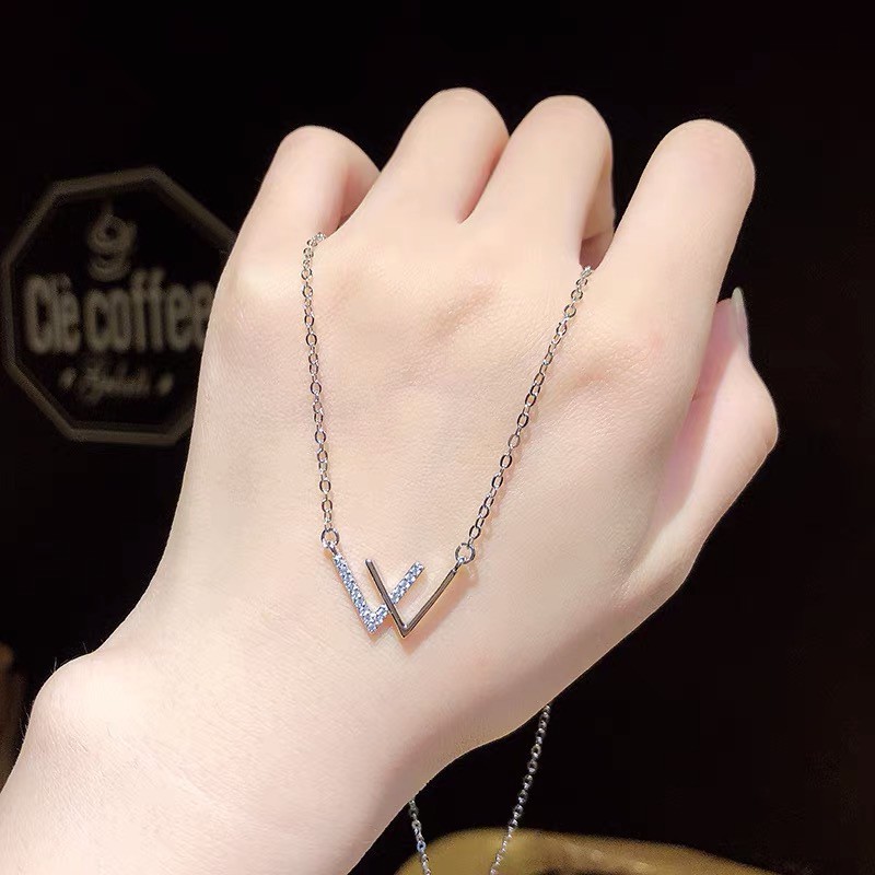 Kalung Rantai Klavikula Desain Huruf W Ganda Bahan Titanium Steel Gaya Jepang Korea Untuk Wanita