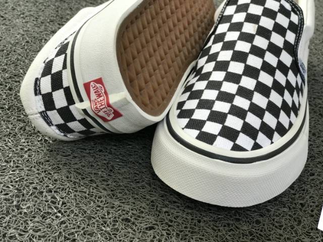 VANS SLIP ON CLASIC CHECKERBOARD CATUR BLACK WHITE WAFFLE DT