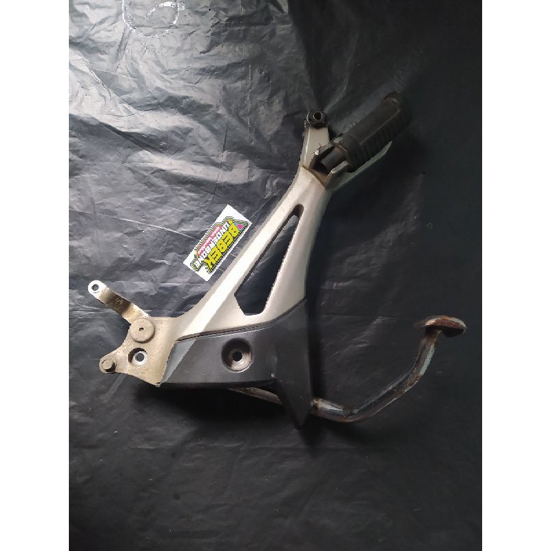 Footstep belakang bagian kanan include pedal rem ori copotan Supra x 125 DD