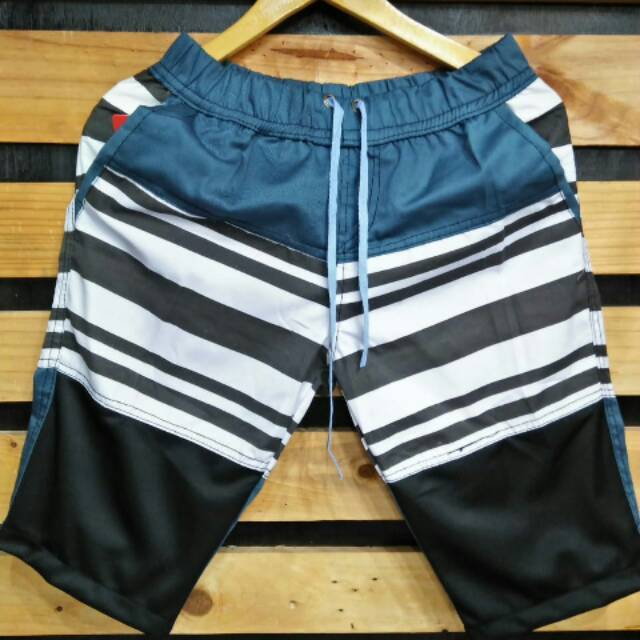 Celana pendek Volcom