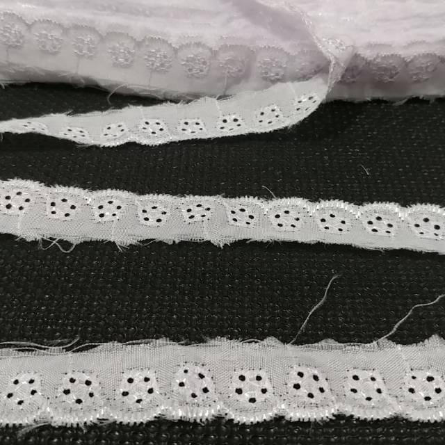 Renda Katun 5 Lobang Besar dan Kecil/15 yard