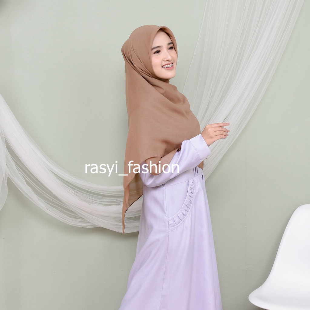 Bella Square Jumbo Syari Ukuran 130x130 cm Hijab Segi Empat Bahan Polikatun