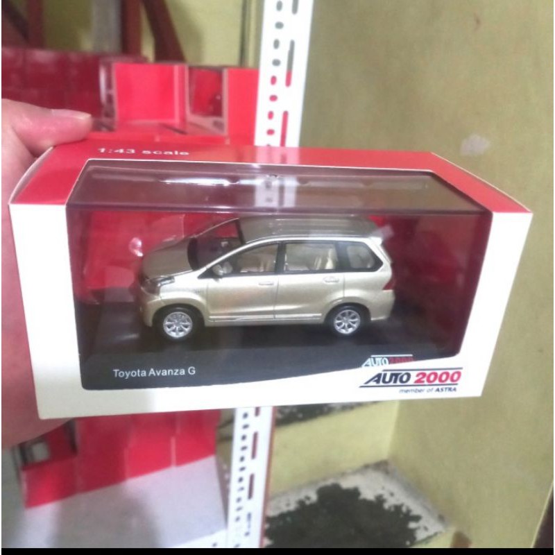 Diecast  mobil Toyota Avanza G gold (cempen) Auto 2000 1:43