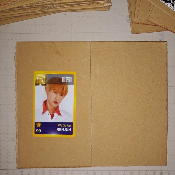 

Qo8Code [READY] KARTON BOARD / CARTON BOARD /YELLOW BOARD 2 MM UKURAN 9.5 CM X 16.5 CM PACKING PHOTO