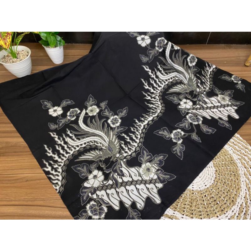Kain Batik katun print motif merak dasar hitam
