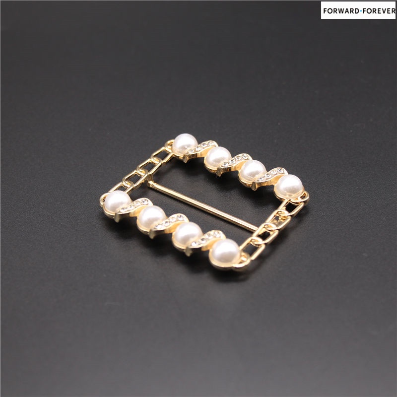 Bros Pin Bentuk Kotak Bahan alloy Hias Mutiara Untuk Aksesoris scarf Wanita M40268