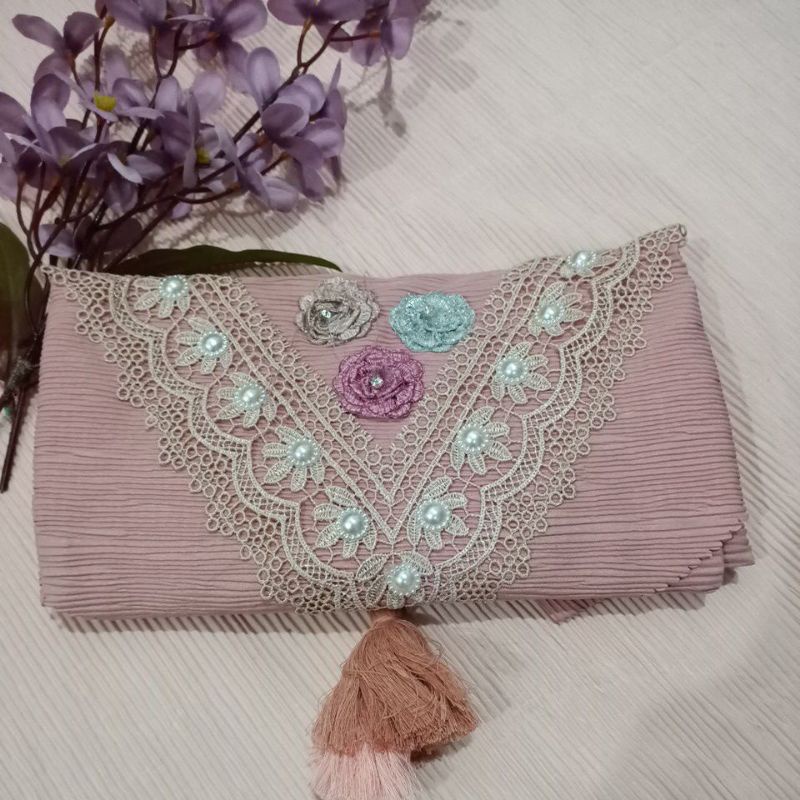 segi empat plisket renda bunga jambul/jilbab segi empat plisket jilbab segi empat plisket renda terbaru/jilbab segi empat viral terbaru/jilbab segi empat plisket renda terbaru-Peach