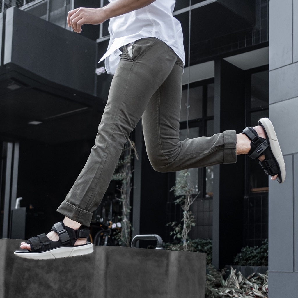 EXTROVERT SERIES ORIGINAL x REYL MAN Sandal Casual Pria Sendal Gunung Kasual Jalan Santai Harian Main Hangout Lebaran Fashion Distro Traveling Outdoor Premium Travelling Footwear Full Black White Hitam Putih Big Size Jumbo Ukuran Besar 44 Keren Terbaru