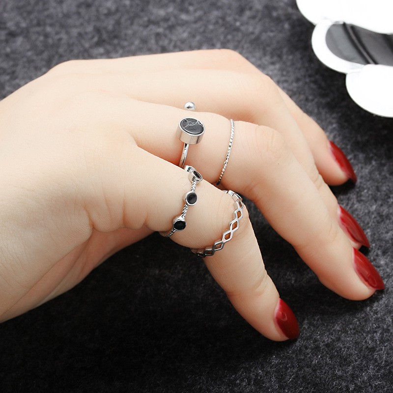 4pcs/Set Cincin Hitam Sederhana Empat Mode Cincin Logam Bergelombang Cincin Aksesoris Fashion