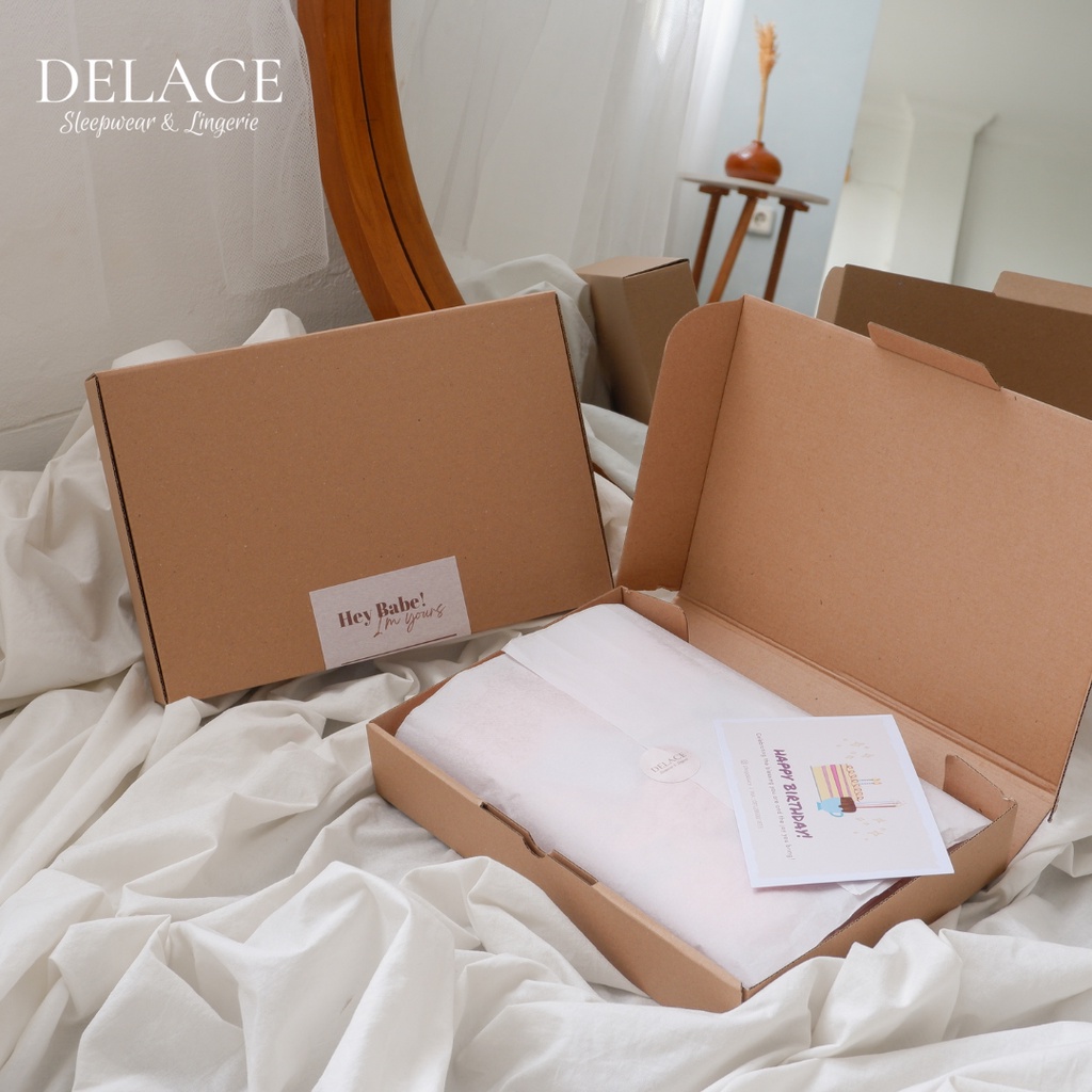 

GIFT SET (BOX + KARTU UCAPAN) Delace