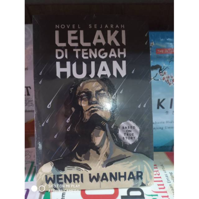 

Buku lelaki di tengah hujan novel sejarah