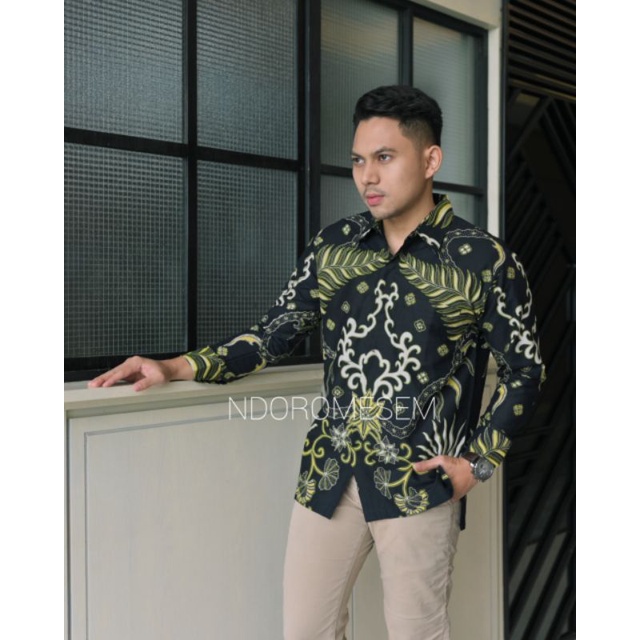 Batik Premium Terbaru Batik Warna Hatam eksklusif krisna prabumukti Bahan katun Lapis furing