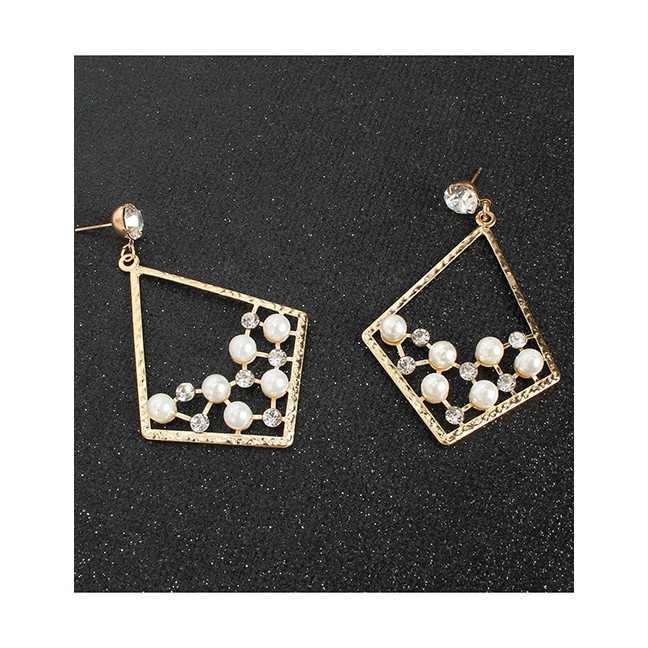 LRC Anting Tusuk Fashion Golden Imitation Pearl And Diamond Pearl Earrings K44370