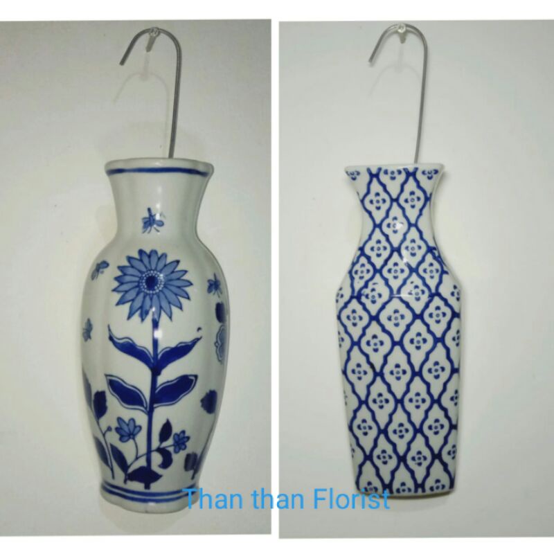 HIASAN DINDING KERAMIK IMPOR BERBENTUK VAS PUTIH BIRU