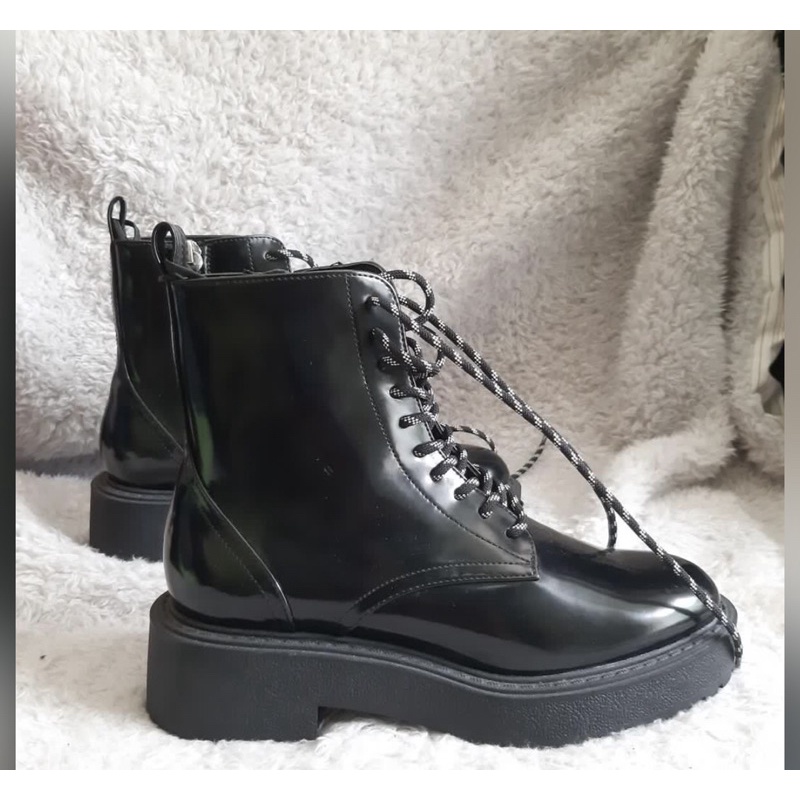 ZARA WOMAN GLOSSY FLAT ANKLE BOOTS (NEW ORIGINAL STORE)