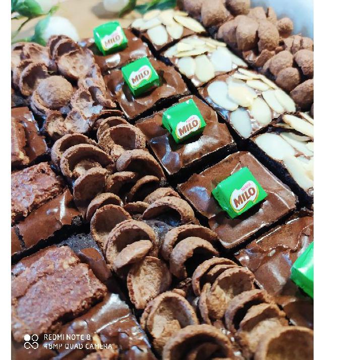 

Hot Sale - Brownies Bella Brownies FUDGY Panggang Sekat topping Silverqueen Almond Milo Cococrunch II HAMPERS LEBARAN 2022