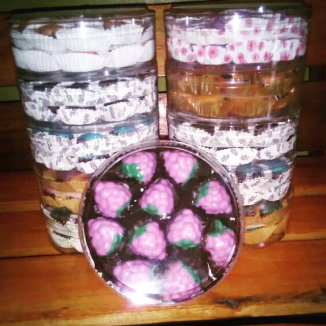 

PROMO kue coklat karakter/praline isi blueberry
