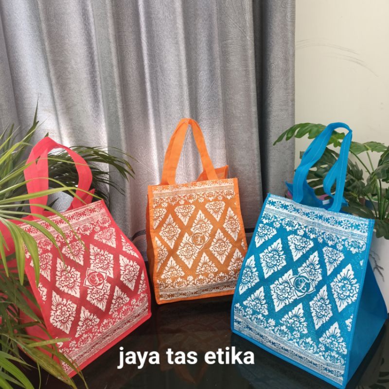 

(1 lusin =12 psc) tas hajatan dus 22x22