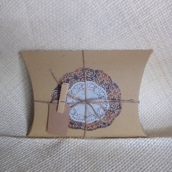 

READY STOCK PAKET PILLOW BOX/KOTAK KADO 300gr+DOYLEY BATIK#01, PLT 26X 20X6CM