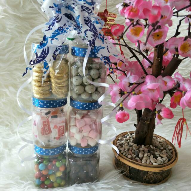 

Paket coklat parcel lebaran delfi lagie (6 toples)