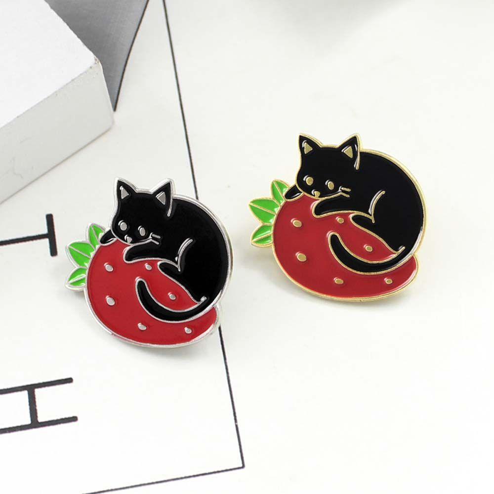 Needway   Kucing Bros Lucu Kartun Strawberry Kucing Hitam Lencana Pin Kerah Pin Enamel Pin