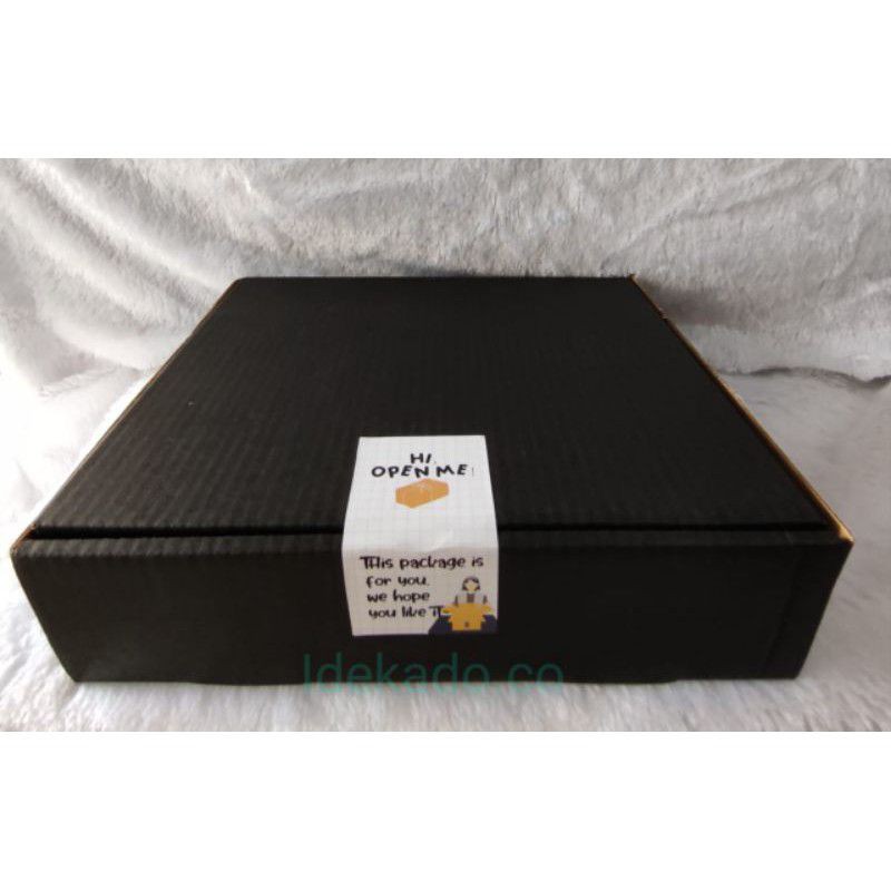 

Box Kardus Warna 30x25x8 cm Hitam Black Pink TANPA BUBBLE WRAP Segel Box Kotak Kado Gift Hampers Berwarna