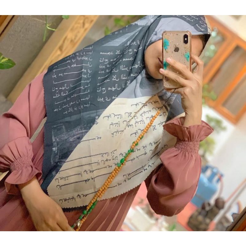 kerudung segi empat motif koran arab booming viral lagi trend