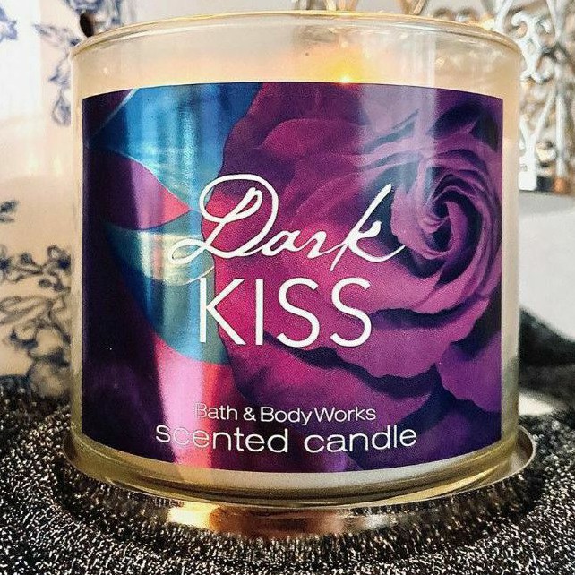 BATH &amp; BODY WORKS DARK KISS 3-WICK SCENTED CANDLE 411 G LILIN WANGI 3 SUMBU UKURAN BESAR PENGHARUM RUANGAN