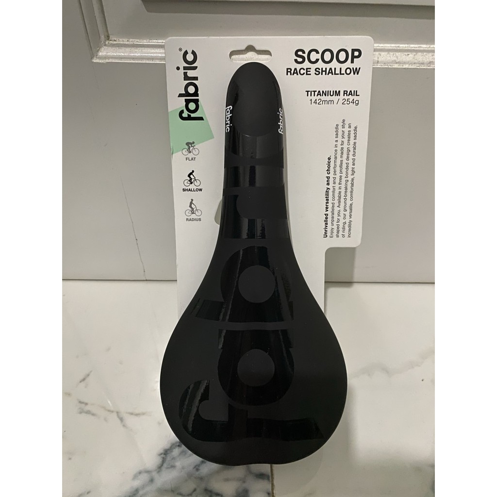 Sadel Fabric Scoop Race Shallow Titanium Rail 142mm/254g