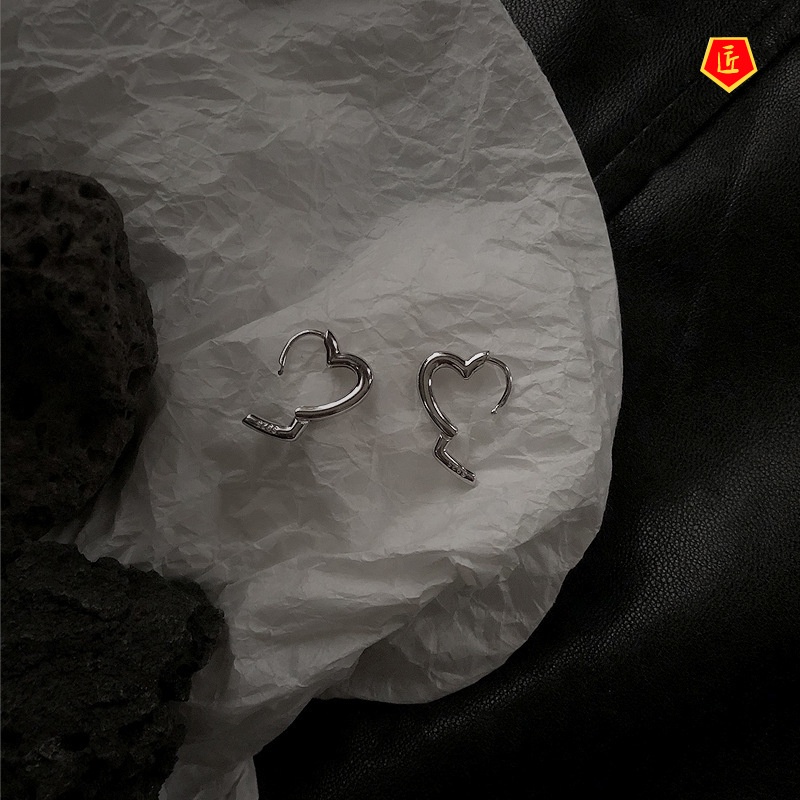 [Ready Stock]S925 Silver Heart-Shaped Small Ear Studs Trendy