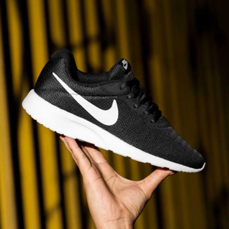 black nike trainers tanjun