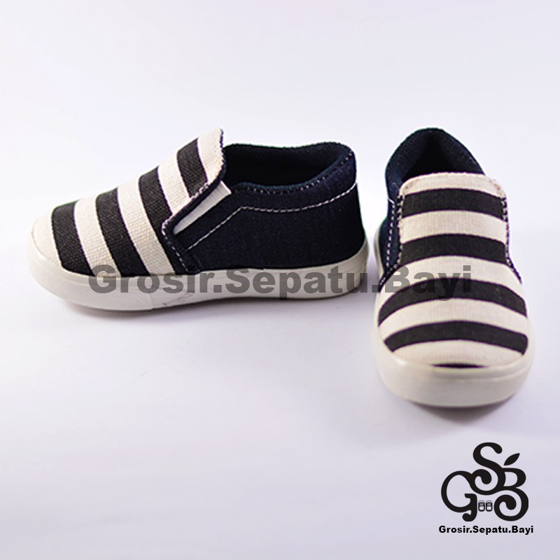 sepatu anak laki laki slip on motif garis hitam putih murah