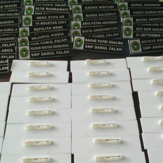 

Name tag akrilik peniti