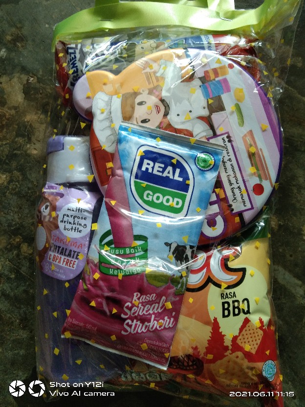 Parcel Bingkisan Snack Lunch Box + Botol Minum Kemasan Cantik Ulang Tahun