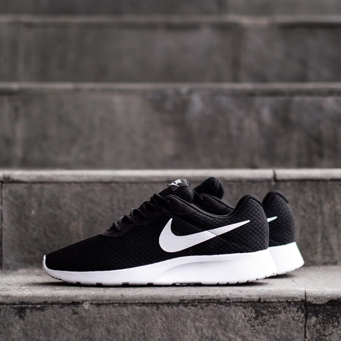 black nike trainers tanjun