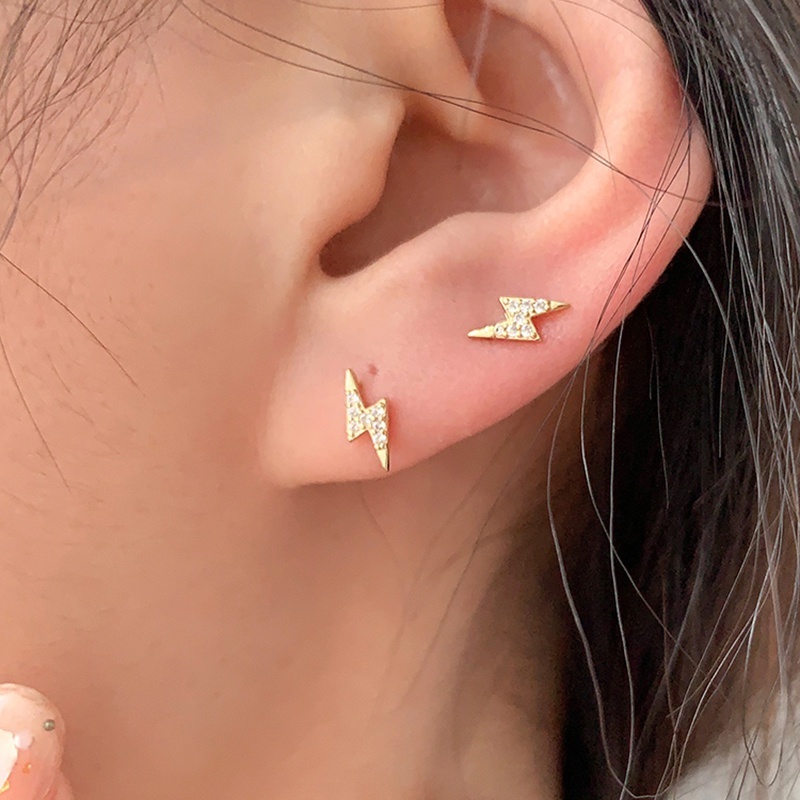 1 Pasang Anting Stud Kristal Desain Petir Gaya Gothic Untuk Wanita