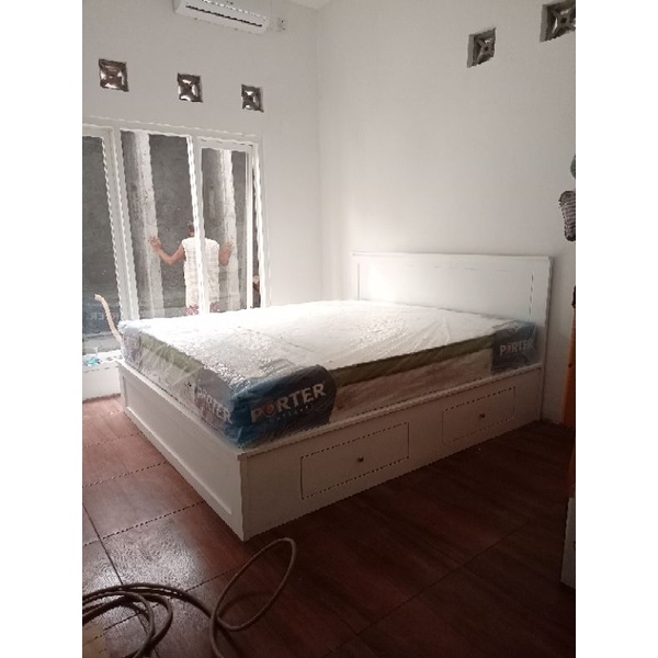 tempat tidur / divan / dipan minimalis dari kayu 4 laci samping finishing duco